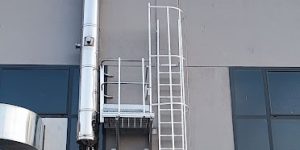 Scala con passerella per controllo emissioni