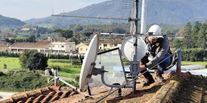 Installatore di sistemi anticaduta legato alla linea vita